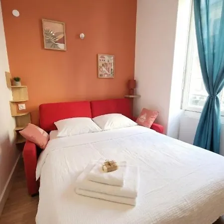 Charming In Heart Of Near Cathedral And Shops Apartment *